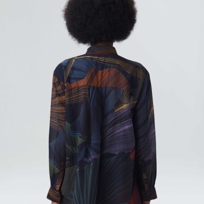 Camisa feminina escura com padrão abstrato vista de costas