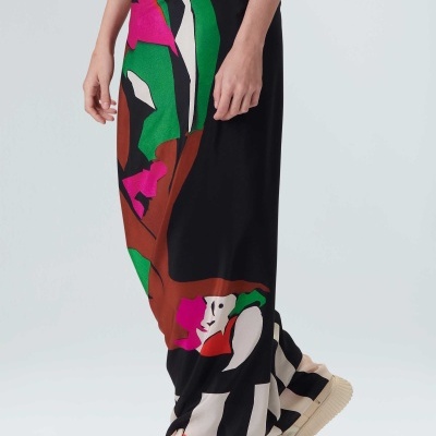 Saia comprida abstrata colorida com ténis brancos e detalhes cor de rosa