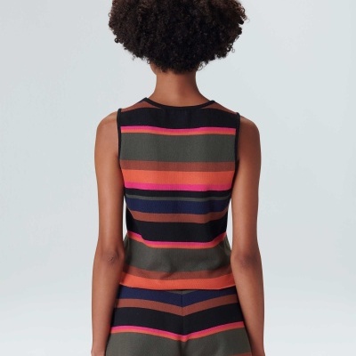 Macacão curto com riscas horizontais visto de costas