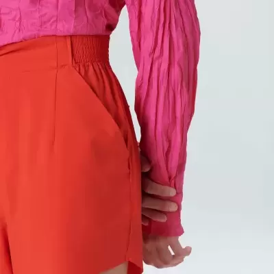 Calças curtas laranja e camisa rosa vibrante texturizada