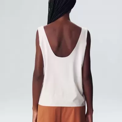 Top branco sem mangas com decote em U profundo nas costas
