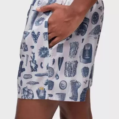 Calções de banho masculinos com padrão de conchas e bolso lateral.