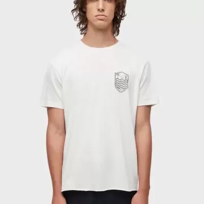 Homem a vestir t-shirt branca com estampado no peito e calções pretos