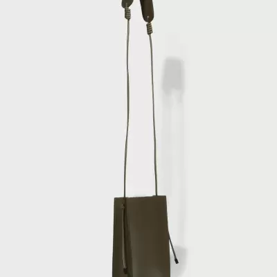 Bolsa de ombro verde castanha com alça fina e fecho de cordão