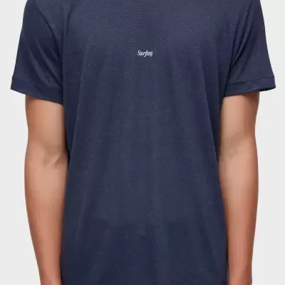 T-shirt azul escuro com texto 'Surfing' no peito