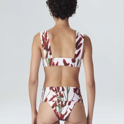 Biquíni feminino branco com flores vermelhas, visto de costas