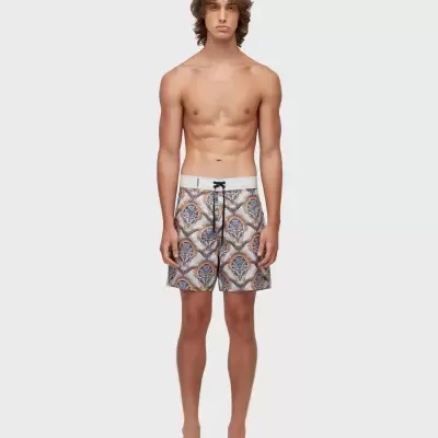 Homem com calções de banho estampados e cordão na cintura