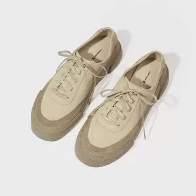 Ténis bege em camurça com sola em borracha castanha clara