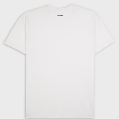 T-shirt branca de manga curta com texto OSKLEN na parte traseira