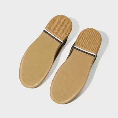 Solas de sapatos castanhos com faixa preta e branca