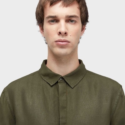 Camisa verde-oliva para homem com gola e botão