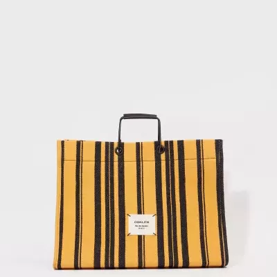 Mala riscada amarela e preta com etiqueta OSKLEN