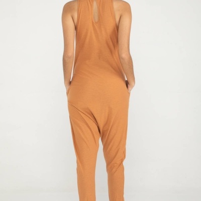 Macacão castanho com decote em gota nas costas e sandálias pretas