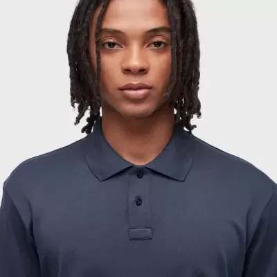 Polo azul escuro com gola e botões usado por homem