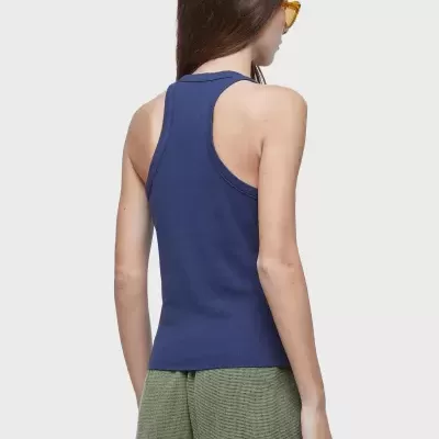 Mulher vista de costas com camisola regata azul escuro e calções verdes texturizados