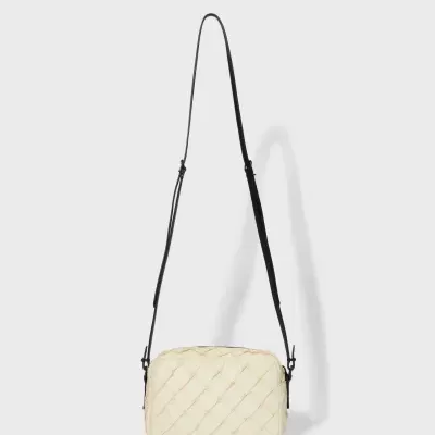 Mala pequena creme com textura acolchoada e alça preta