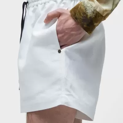 Calções brancos com bolso lateral e cós elástico