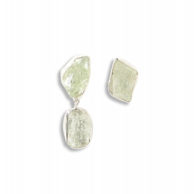 Brincos assimétricos com pedras verdes translúcidas em prata