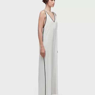 Vestido comprido branco com contorno preto em fundo cinza.