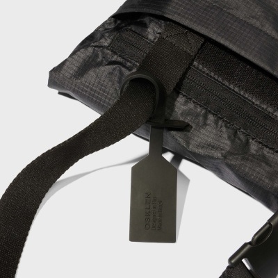 Mochila preta com etiqueta OSKLEN Rio de Janeiro, Brasil