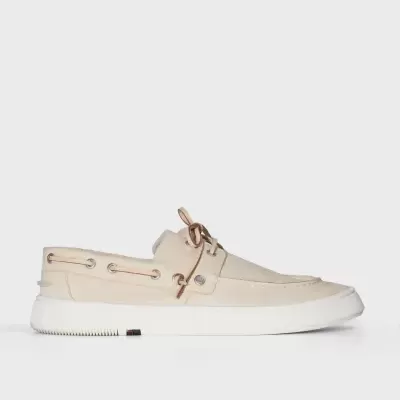 Tênis tipo barco bege claro com sola branca e cadarços castanhos