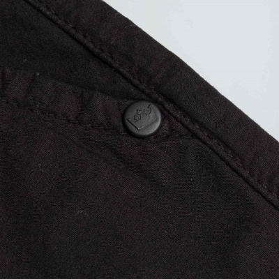 Close-up de peça preta com botão 5655