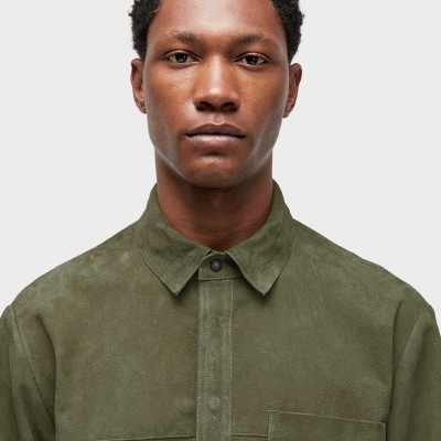 Camisa verde de tecido tipo camurça com bolso e botões