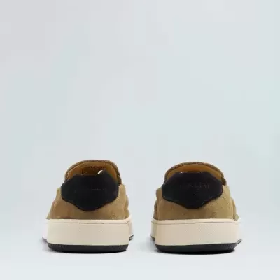 Sapatilhas castanhas com detalhes pretos, vistas de trás