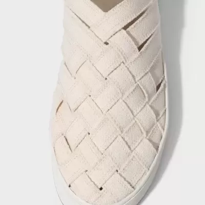 Sapato desportivo cru com tecido trançado e sola branca