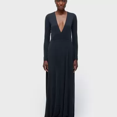 Vestido longo preto com decote em V e mangas compridas