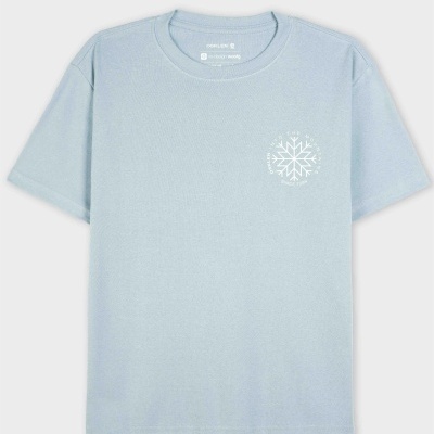 T-shirt azul clara com estampagem branca no peito