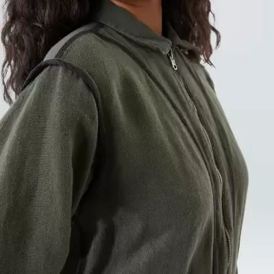 Peça de vestuário verde-oliva com fecho de correr e costuras pretas decorativas