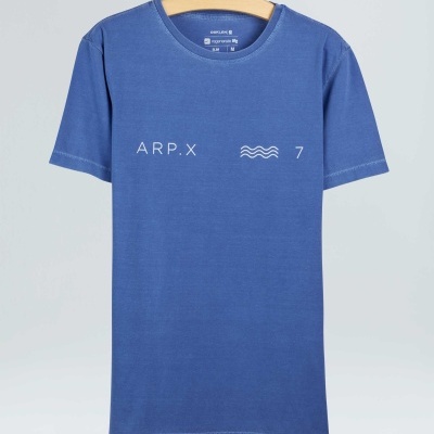 T-shirt azul com estampa branca ARP.X 7 pendurada num cabide