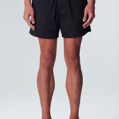 Calções pretos para homem com cós elástico em fundo branco