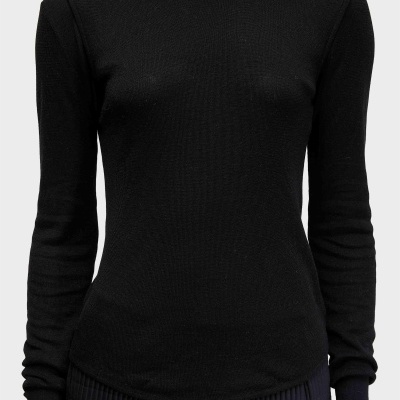 Camisola preta de malha fina com gola alta e mangas compridas