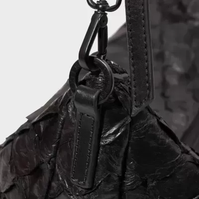 Saco preto texturizado com alça e mosquetão com o texto OSKLEN em detalhe