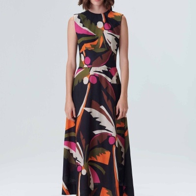 Vestido comprido colorido com padrão abstrato e faixa de cabelo correspondente