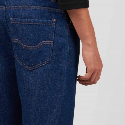 Jeans de ganga azul escuro com costura laranja no bolso traseiro