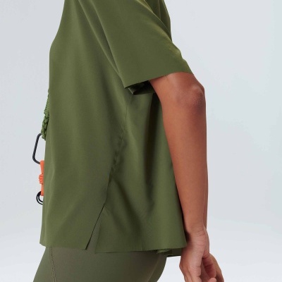 Top verde musgo de manga curta com bainha lateral fendida