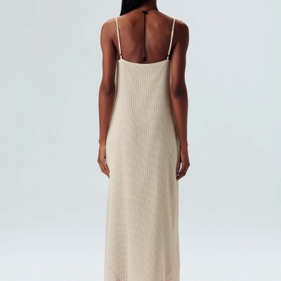 Vestido comprido bege com alças finas visto de costas