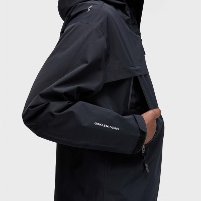 Casaco impermeável preto com capuz e logos OSKLENHYBRID e OLE