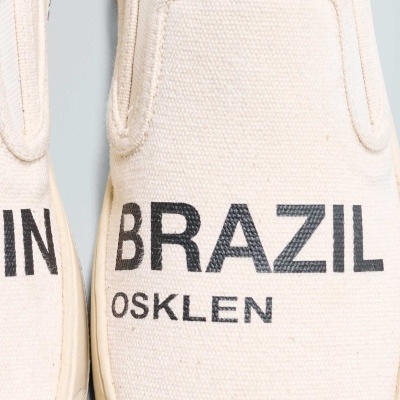 Ténis slip-on bege de lona com texto preto BRAZIL OSKLEN