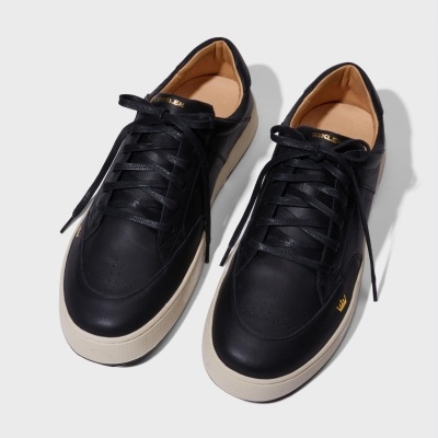 Sapatilhas pretas em pele com sola creme e atacadores pretos