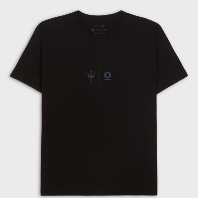 T-shirt preta com estampado azul no centro