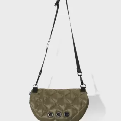Bolsa de ombro verde-oliva acolchoada com alça preta e ilhós metálicos.