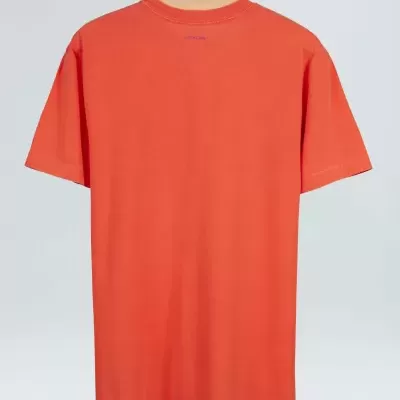 T-shirt laranja de algodão vista de costas pendurada num cabide