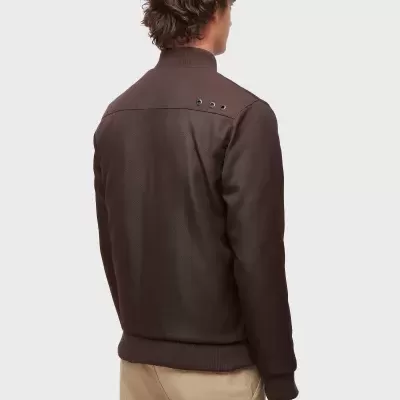 Casaco castanho de costas com detalhes metálicos