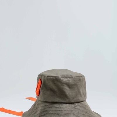 chapéu bucket castanho-esverdeado com fita laranja