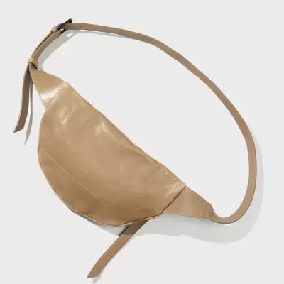 Pochete bege em pele sintética com fecho de fivela