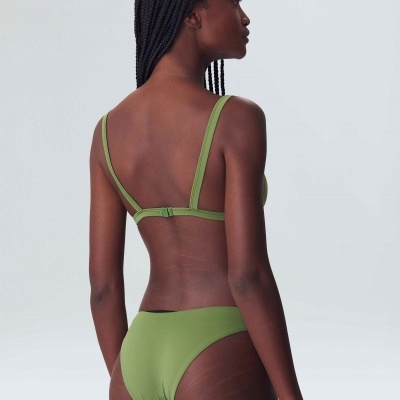 Biquíni verde com parte superior de alças finas e parte inferior tipo calcinha, visto de costas